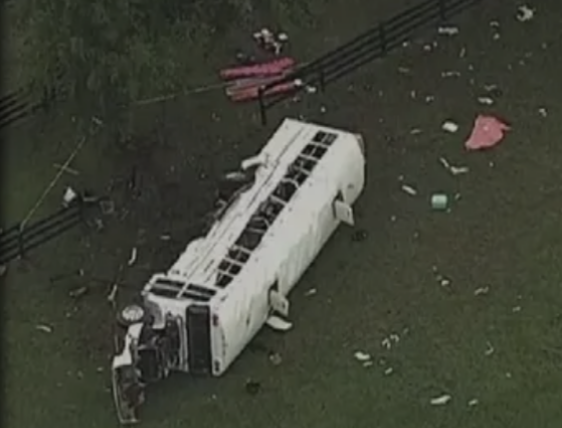 米国佛罗里达州发生巴士翻车事故 一名涉事司机(Driver)被捕