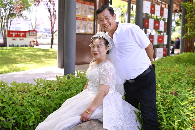 定格最美爱情 信阳新县为16对中老年夫妻 拍摄结婚纪念照_fororder_幸福瞬间（焦汉平 摄） - 复件(1)