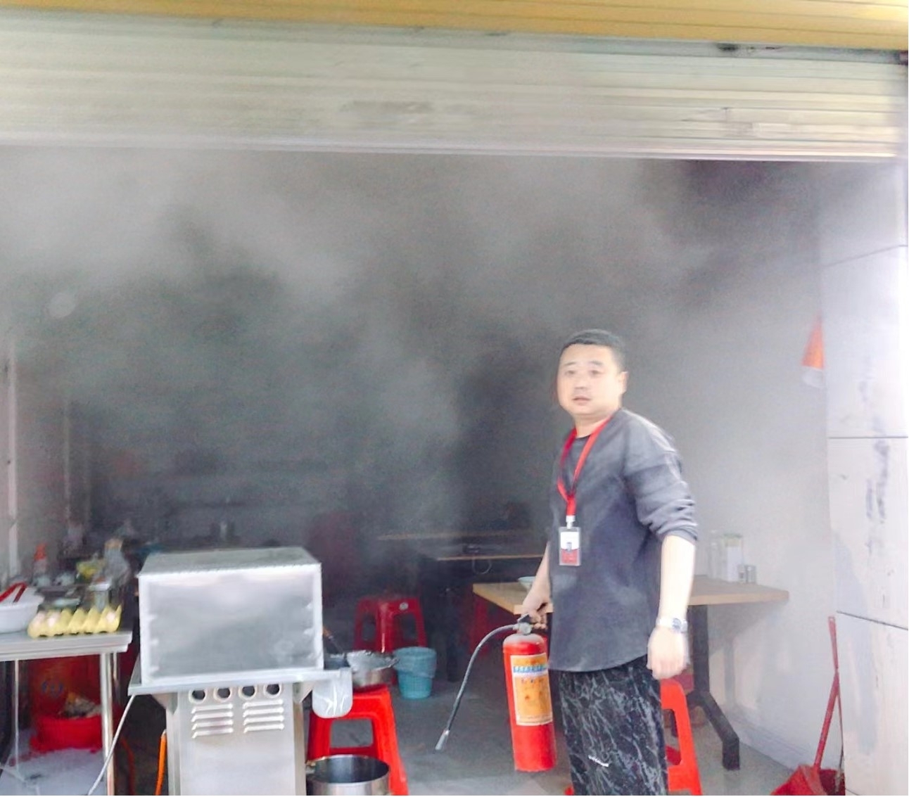 深圳横岗:网格员及时扑灭沿街商铺突发火灾_fororder_501
