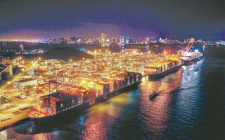 巨轮列阵 厦门港首次迎来三艘20万吨级集装箱船同靠_fororder_3b476085-e348-4ef9-bfbd-5242ba93df73