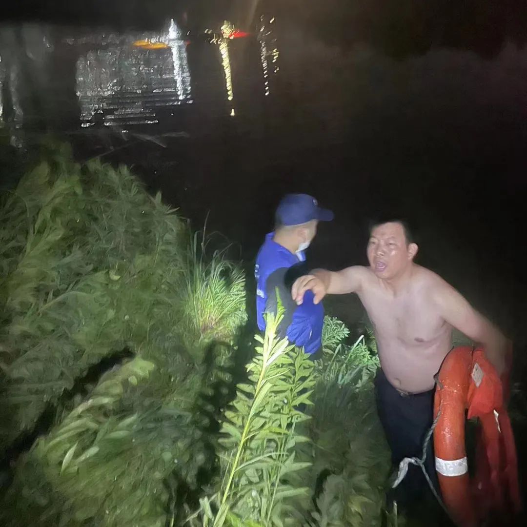南昌一轿车不慎开入河中被困,民警五分钟两次入水紧急救援