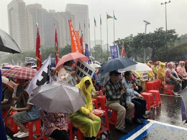 图片默认标题_fororder_民进党搞党庆，抗议民众场外高呼“民进党不倒、台湾不会好”