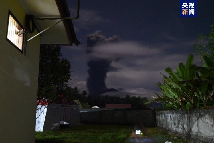 印尼伊布火山发生喷发 火山灰柱高达4000米