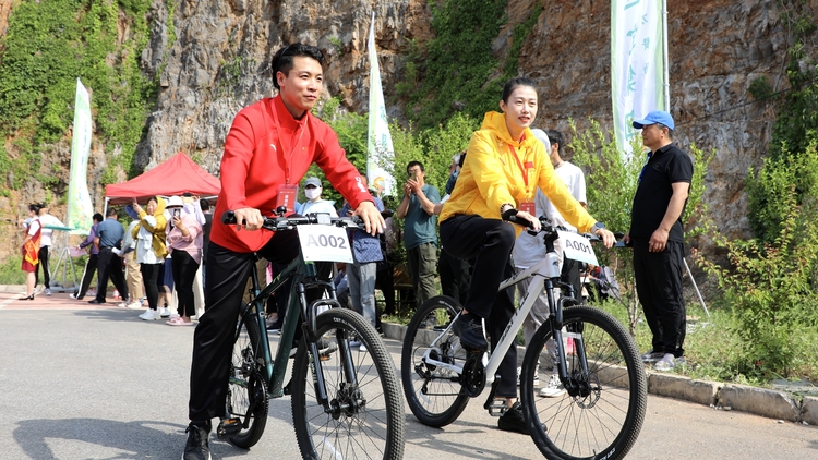 保定市满城区:骑行中的乡野记忆_fororder_跆拳道世界冠军李悦、跳水亚洲冠军张新华领骑 摄影 邱迎新