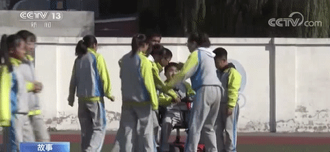 【央视新闻】为了“一个都不能少”，四个班129名同学做了一个决