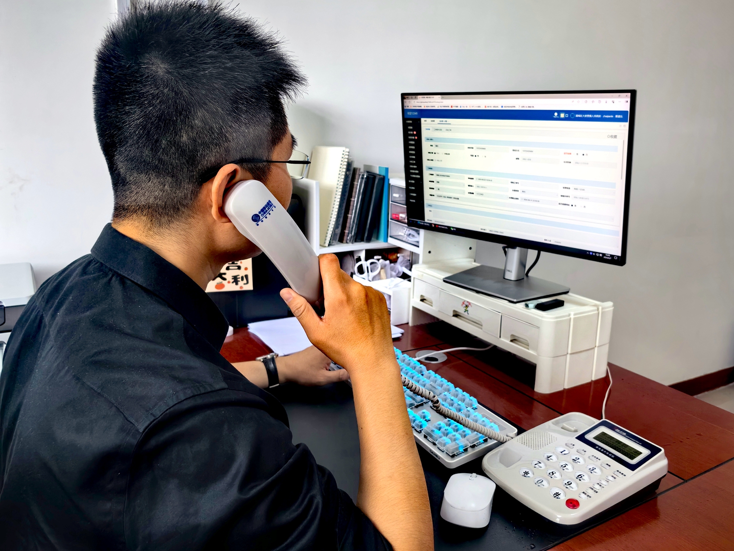 “双争”有我丨保定市满城区:多方联动汇合力 以法为尺共治理_fororder_工作人员接打热线 摄影 翟建乐