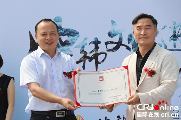 图片默认标题_fororder_颁发聘书(图右为李栽晚先生)摄影-张雪睿