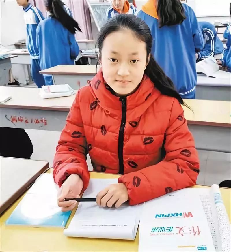 新华社■俩女孩上学途中做了件“小事”，“惊动”了全校……