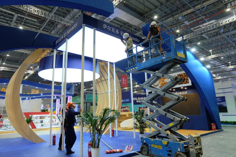 「上观新闻」再探国家馆：64个国家展台主体结构基本搭建完毕