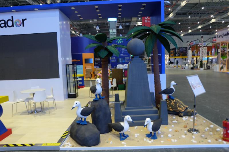 「上观新闻」再探国家馆：64个国家展台主体结构基本搭建完毕