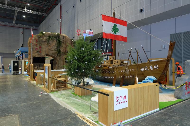 「上观新闻」再探国家馆：64个国家展台主体结构基本搭建完毕