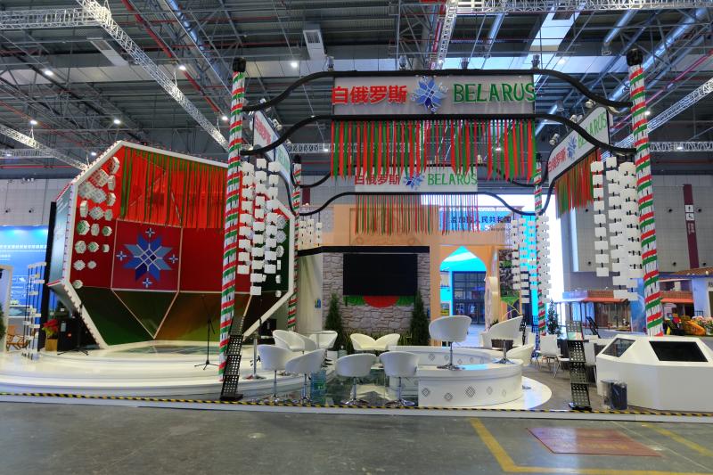 「上观新闻」再探国家馆：64个国家展台主体结构基本搭建完毕