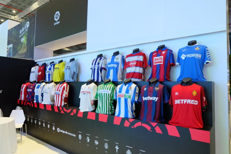 「上观新闻」再探国家馆：64个国家展台主体结构基本搭建完毕