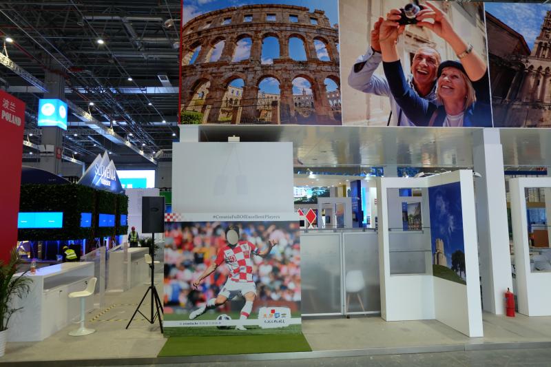 「上观新闻」再探国家馆：64个国家展台主体结构基本搭建完毕