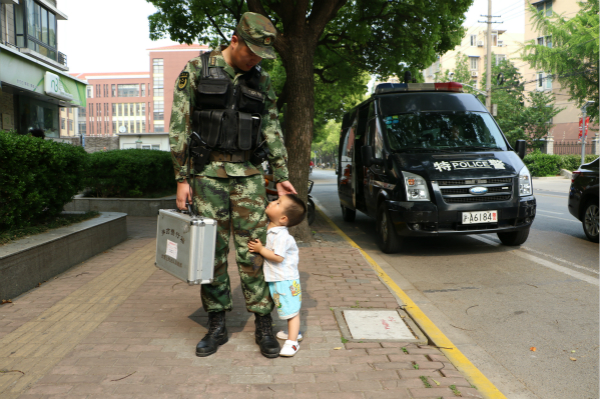 两岁儿子路遇武警执勤父亲“求抱抱”戳中路人泪点