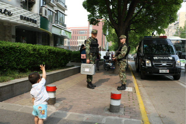 两岁儿子路遇武警执勤父亲“求抱抱”戳中路人泪点