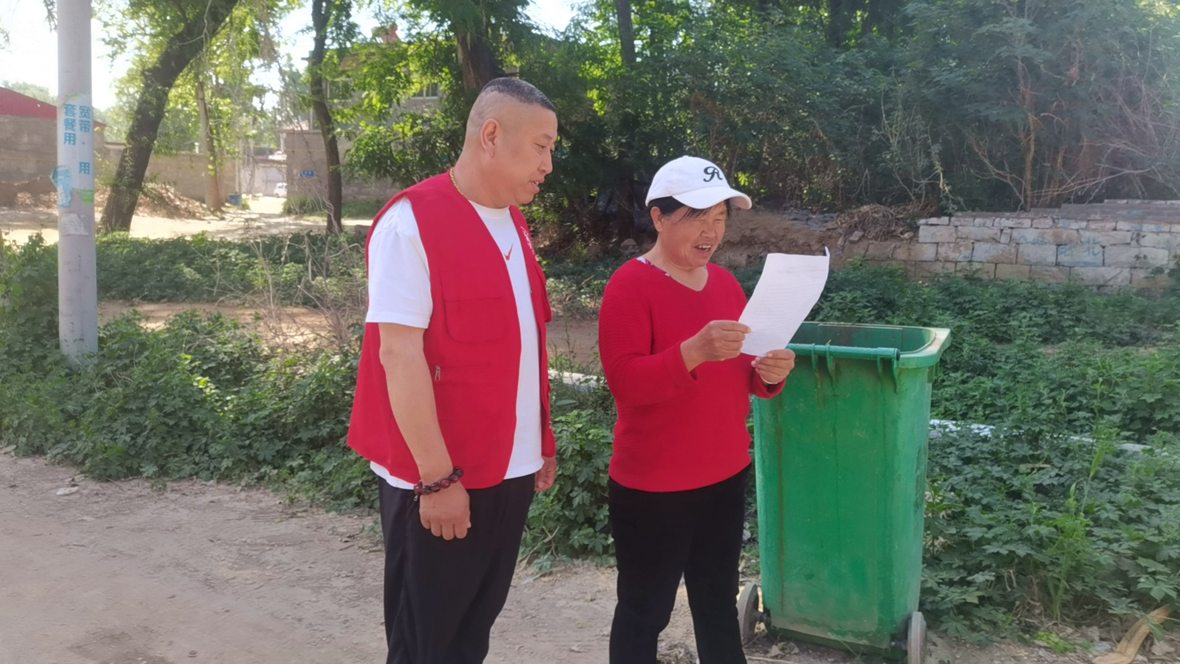 河北唐县:做好环境卫生整治 打造人居环境新风貌_fororder_发放《关于严禁随意写小广告、倾倒生活垃圾告知书》宣传页