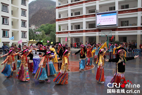 图片默认标题_fororder_4.学生们舞姿曼妙