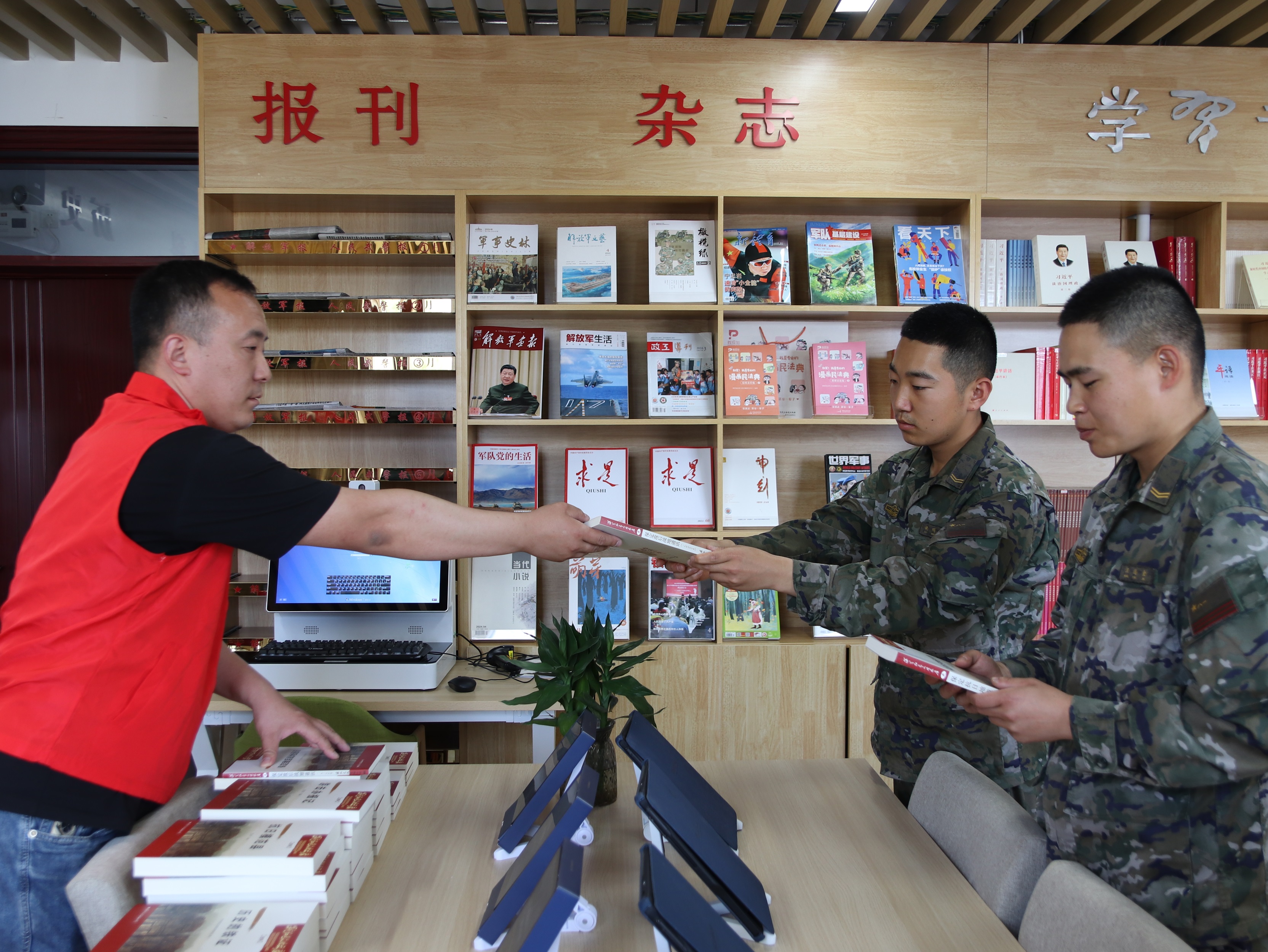 保定博野:志愿服务进军营 双拥共建一家亲_fororder_3