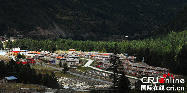 图片默认标题_fororder_2、位居省道215线旁的汤古香牧民定居点--九龙县委宣传部--供图