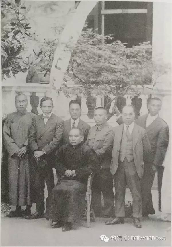1924年11月10日，孙中山与李仙根等在广州陆海军大元帅府合影。