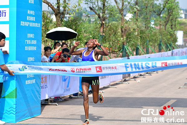 图片默认标题_fororder_女子组冠军冲线瞬间