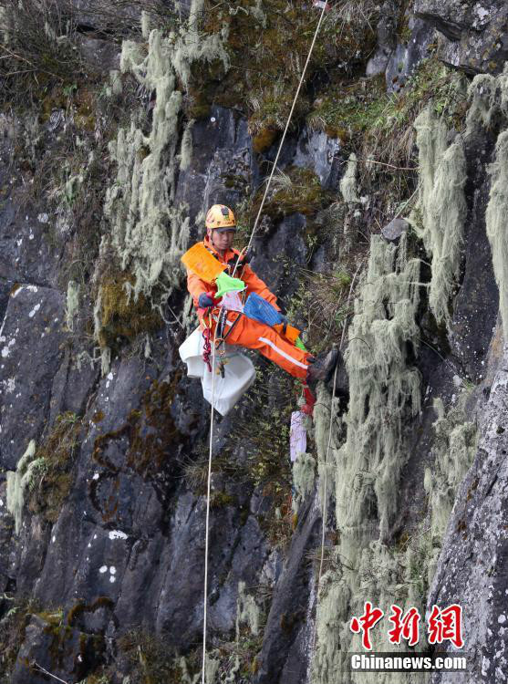 "สไปเดอร์แมน" บนผาชันภูเขาเอ๋อเหมย