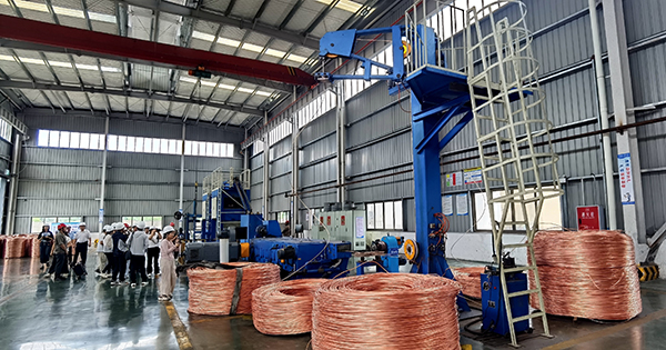 访长江首城 看宜路精彩丨优化营商环境 宜宾筠连县茶叶“超级工厂”预计6月底建成投产_fororder_四川明珠金属材料有限公司生产车间正在快速运转的机器-摄影-高学兵