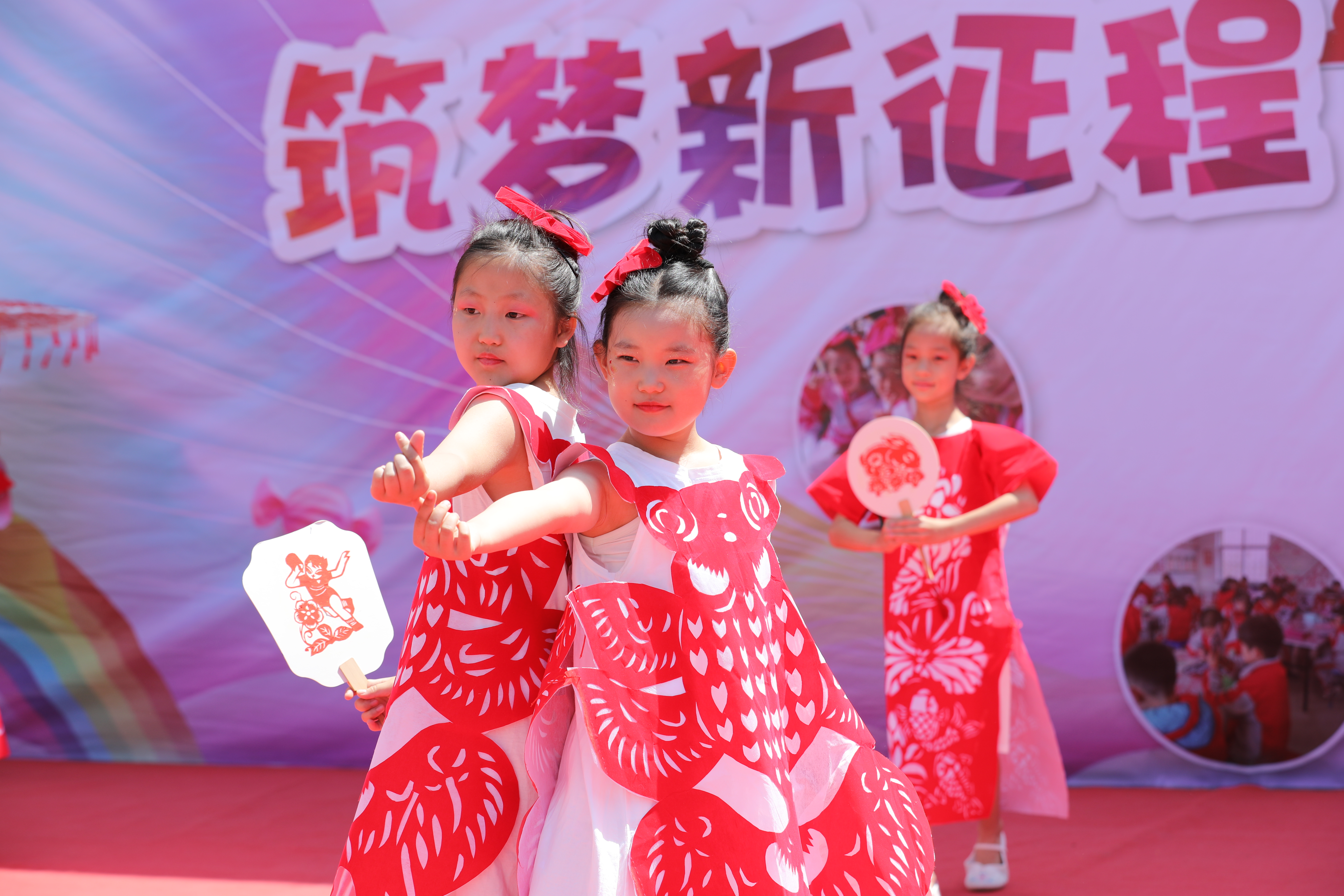 河北涞水:“花式”活动庆“六一”_fororder_图为在涞水县北关小学,学生们在进行剪纸服装秀表演。(徐梓钰 摄)