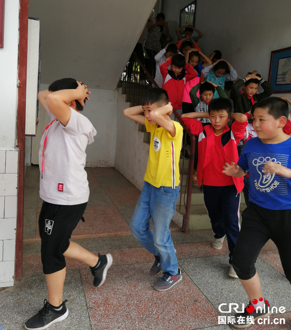 图片默认标题_fororder_孩子们有序撤离