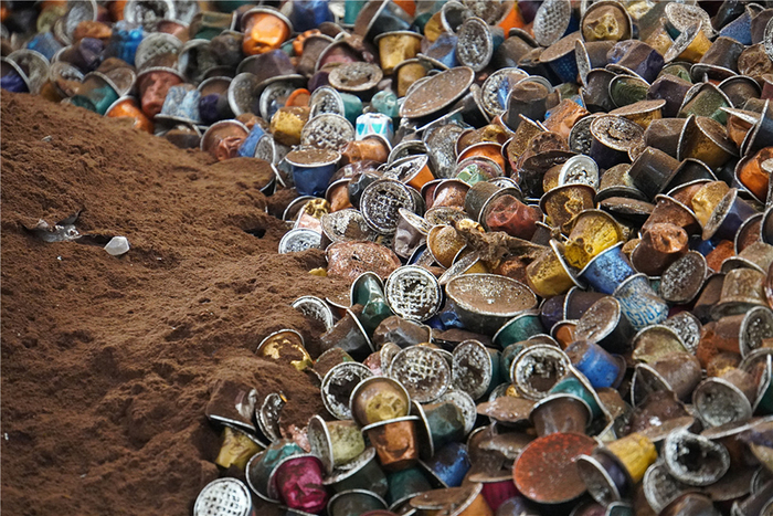 图片默认标题 图片默认标题_fororder_04 回收过程中,将铝制咖啡胶囊与咖啡残渣分离。(摄影 张婧昊)