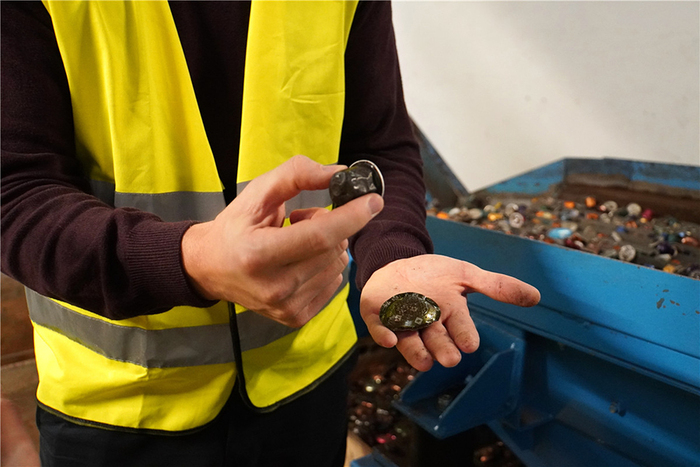 图片默认标题 图片默认标题_fororder_02 不同材质的咖啡胶囊须做分离处理。(摄影 张婧昊)