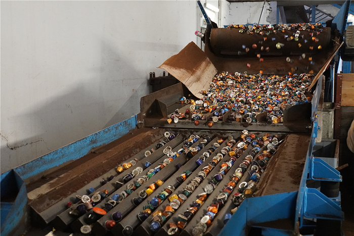 图片默认标题 图片默认标题_fororder_01 接收初到回收工厂的咖啡胶囊。(摄影 张婧昊)