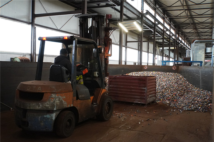 图片默认标题 图片默认标题_fororder_03 工作人员收集咖啡胶囊进入下一环节。(摄影 张婧昊)