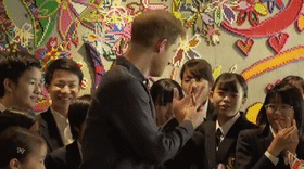 海外网@求生欲太强！日本女学生投来崇拜目光 哈里赶忙秀出婚戒