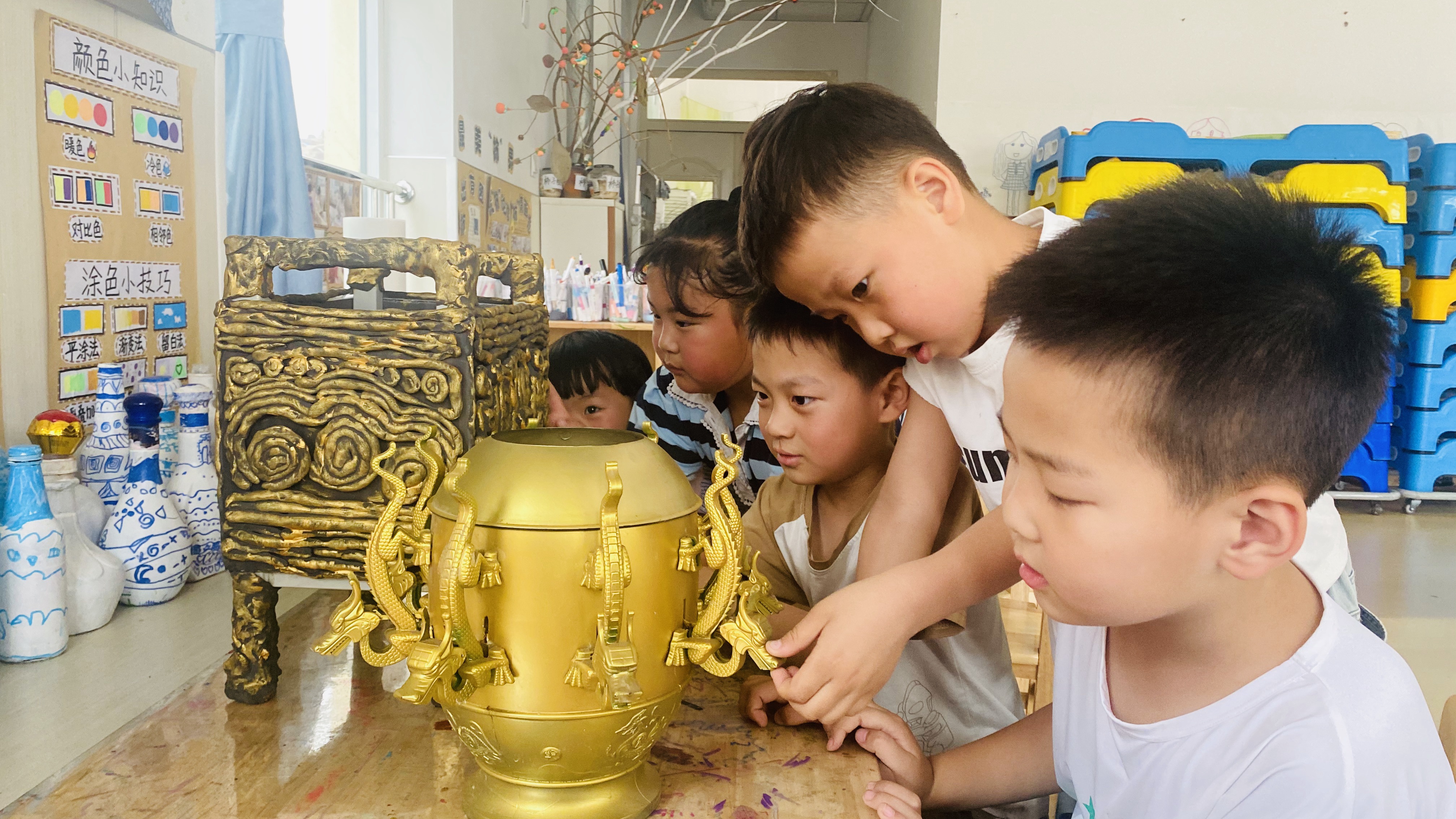 河北唐县:探秘青铜文化 触摸历史之美_fororder_孩子们正围在一起近距离观察青铜器模型的结构和花纹
