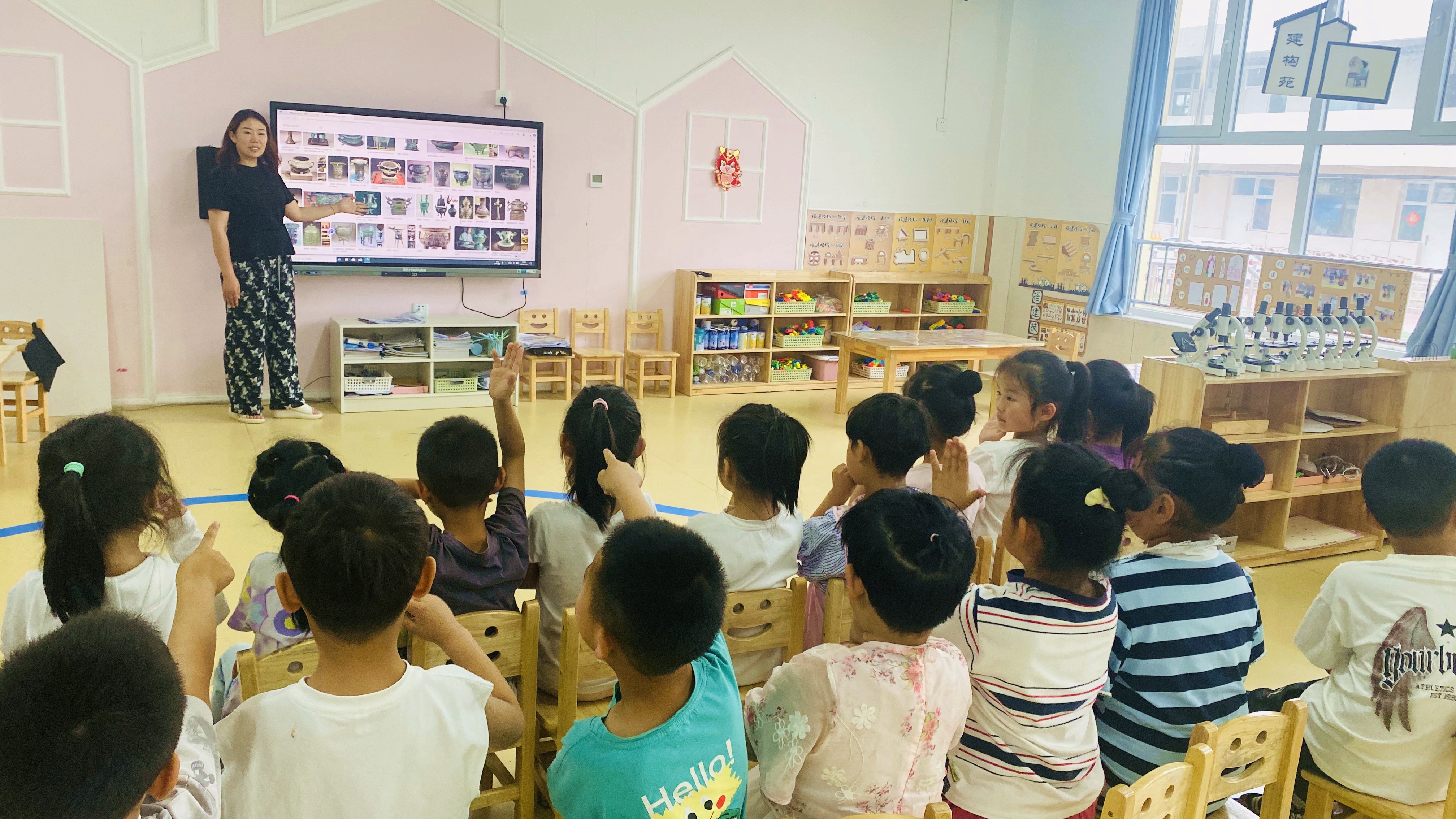 河北唐县:探秘青铜文化 触摸历史之美_fororder_老师向孩子们介绍青铜器