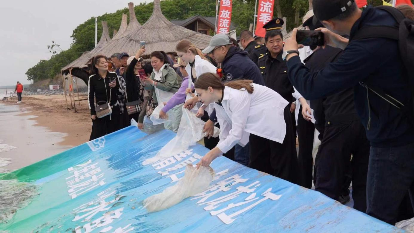 全国“放鱼日”丨黑龙江省密山市1100多万尾鱼苗放流兴凯湖_fororder_图片4