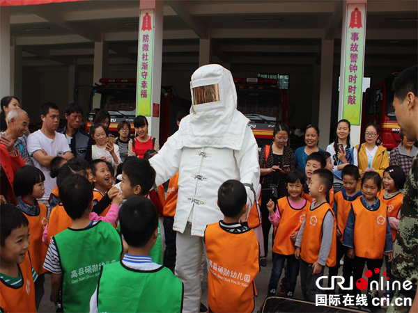 图片默认标题_fororder_萌娃走进消防队