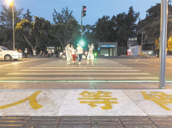 （焦点图，导航成都，移动端）会“说话”会发光会探测 成都首条智能斑马线亮相