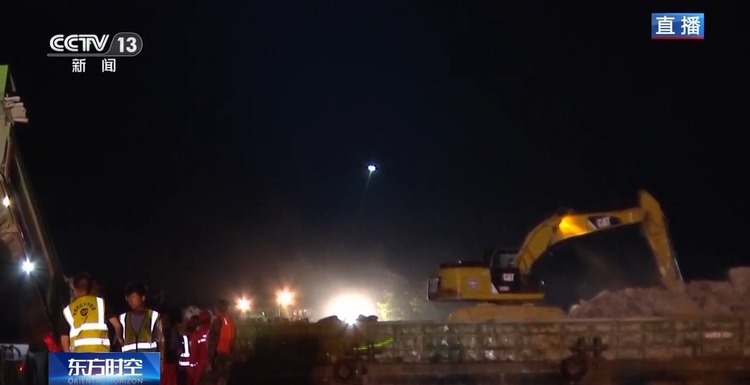 24小时不间断!洞庭湖决口夜间持续进行封堵作业