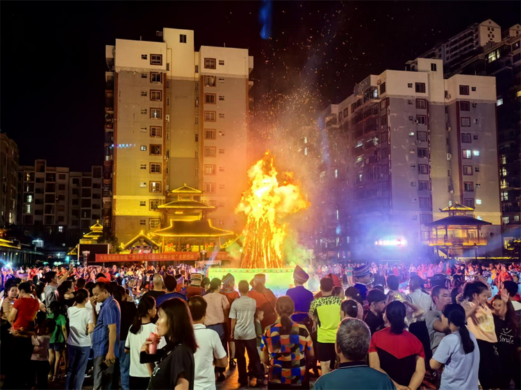 广西大化:篝火碰蛋打扁担  尽显布努瑶最炫“民族风”_fororder_图片6