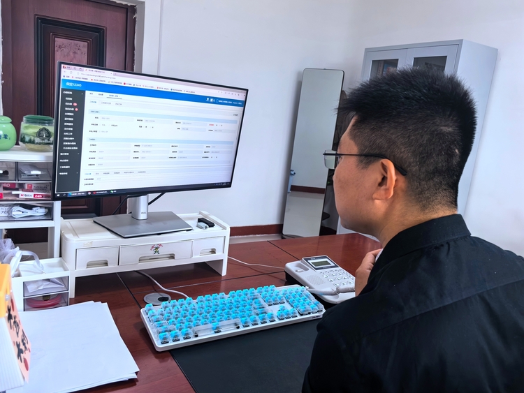 保定市满城区:聚焦源头治理 化解信访难题_fororder_工作人员及时处理网上相关事项 摄影 翟建乐