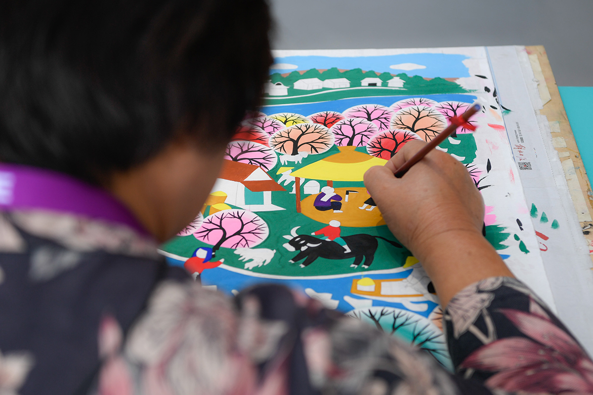 「文汇报」她把色彩当作绣线，“绣”出美妙的画卷 | 我和进博会