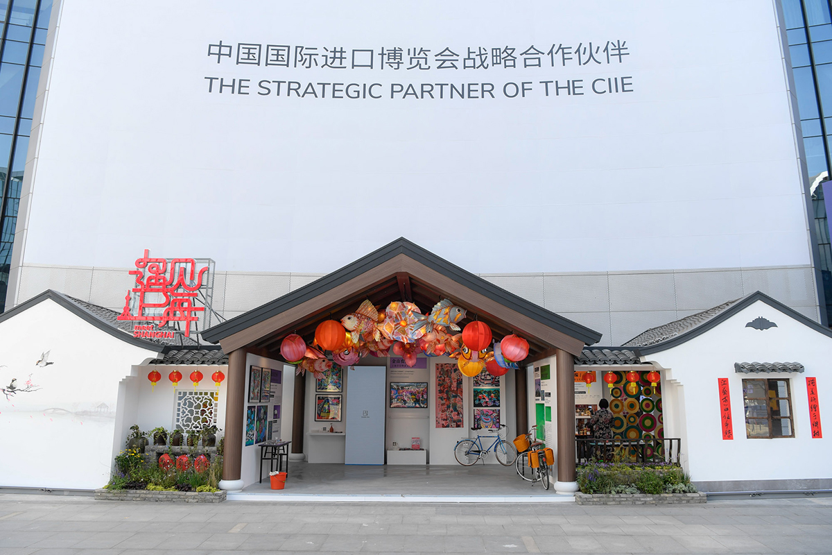 「文汇报」她把色彩当作绣线，“绣”出美妙的画卷 | 我和进博会