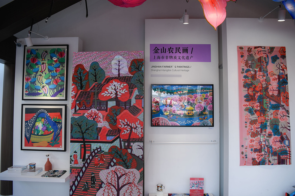 「文汇报」她把色彩当作绣线，“绣”出美妙的画卷 | 我和进博会