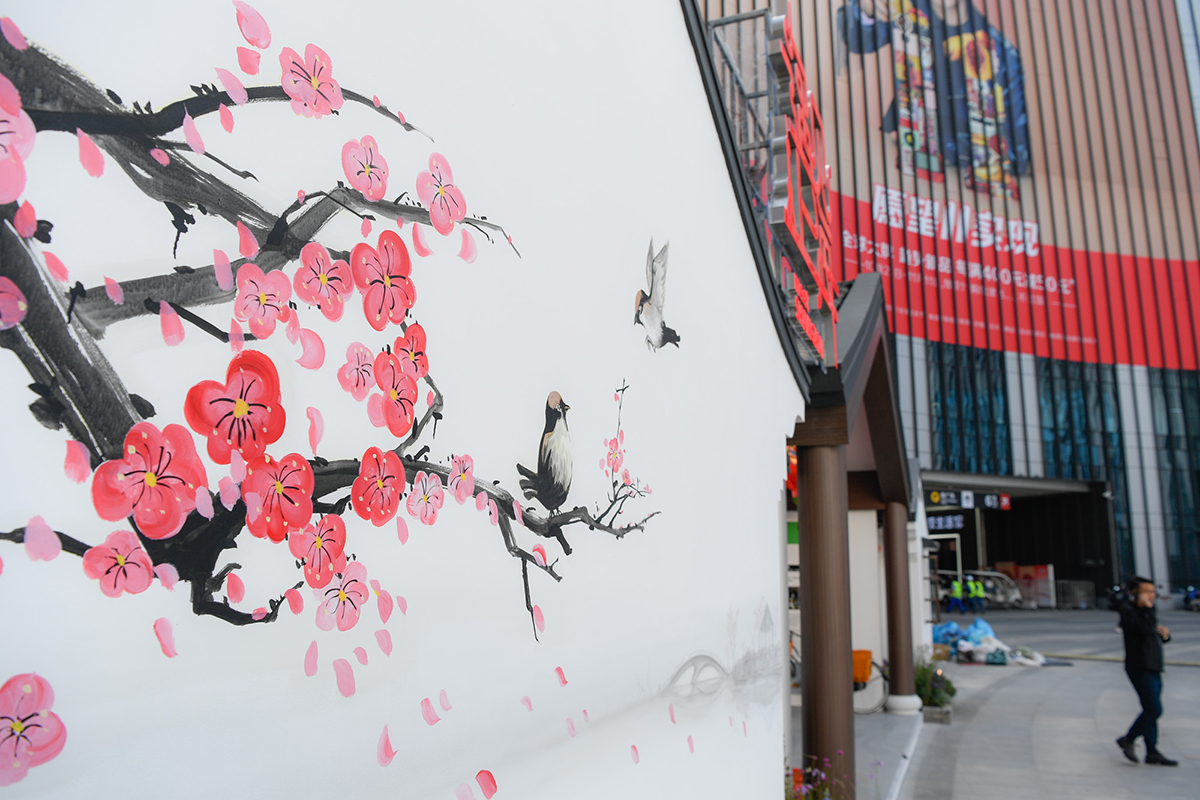 「文汇报」她把色彩当作绣线，“绣”出美妙的画卷 | 我和进博会