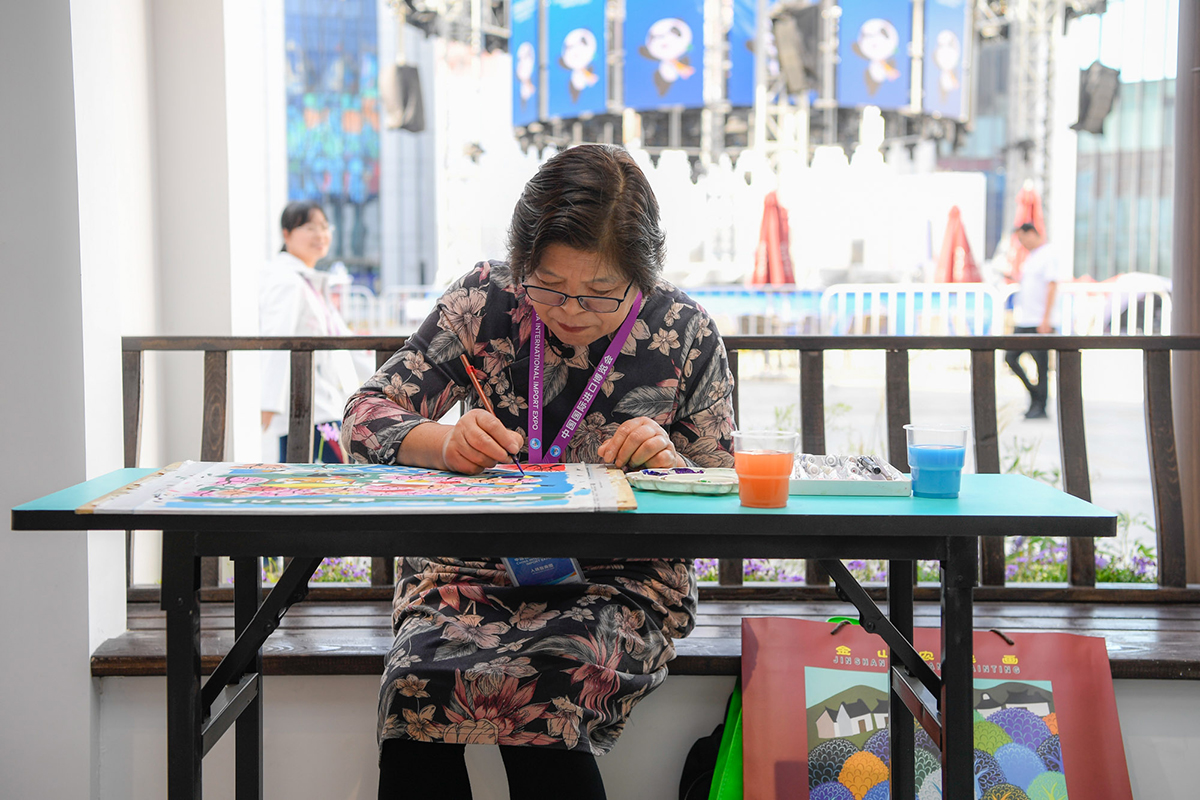 「文汇报」她把色彩当作绣线，“绣”出美妙的画卷 | 我和进博会