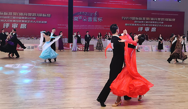 全国数千名青少年在成都郫都区秀舞姿_fororder_比赛现场1