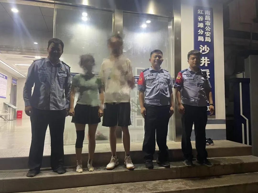 南昌一轿车不慎开入河中被困,民警五分钟两次入水紧急救援